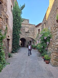 Una noia caminant per monells