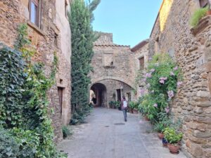 una noia caminant per monells