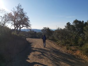 noi caminant per un camí amb muntanyes al fons