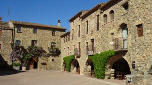 Monells, plaça major