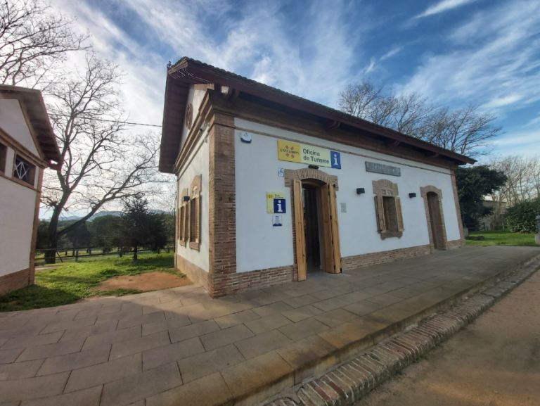 Interior de l'Oficina de turisme de Sant Antoni de Calonge. Es veu el mostrador a la dreta