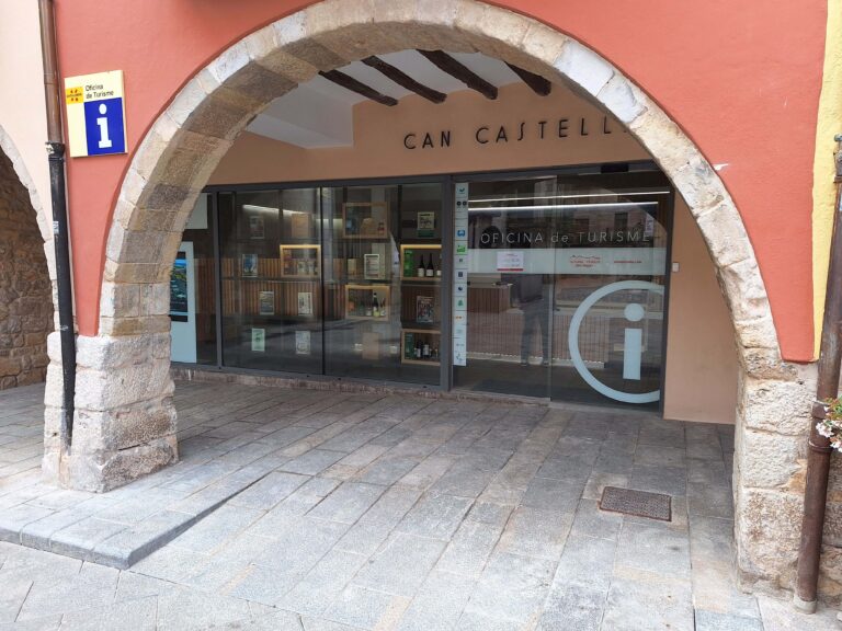 façana oficina de turisme de l'estartit. porta automàtica amb una rampa per accedir a cada banda de la porta